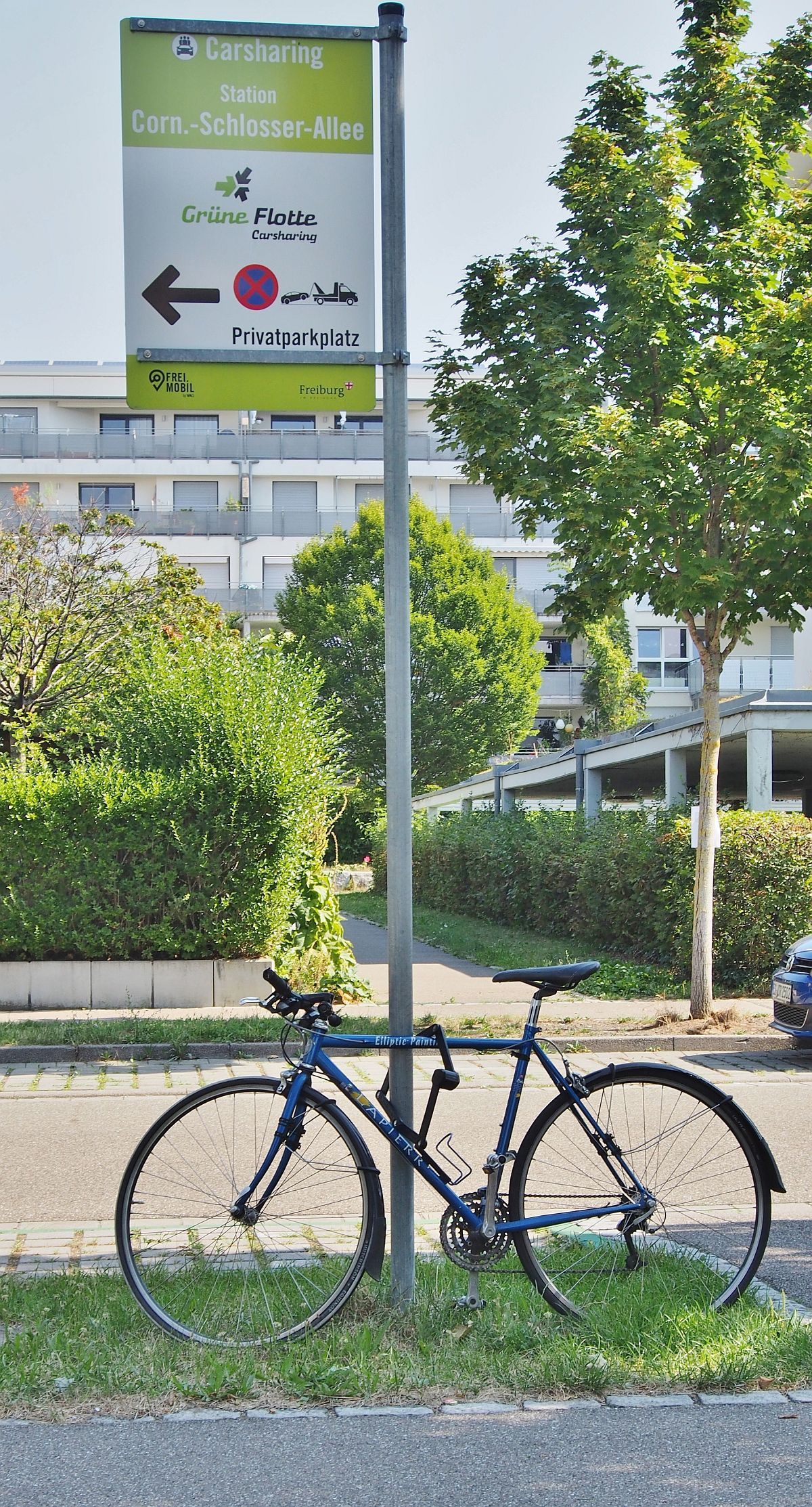 Fahrrad an Schild