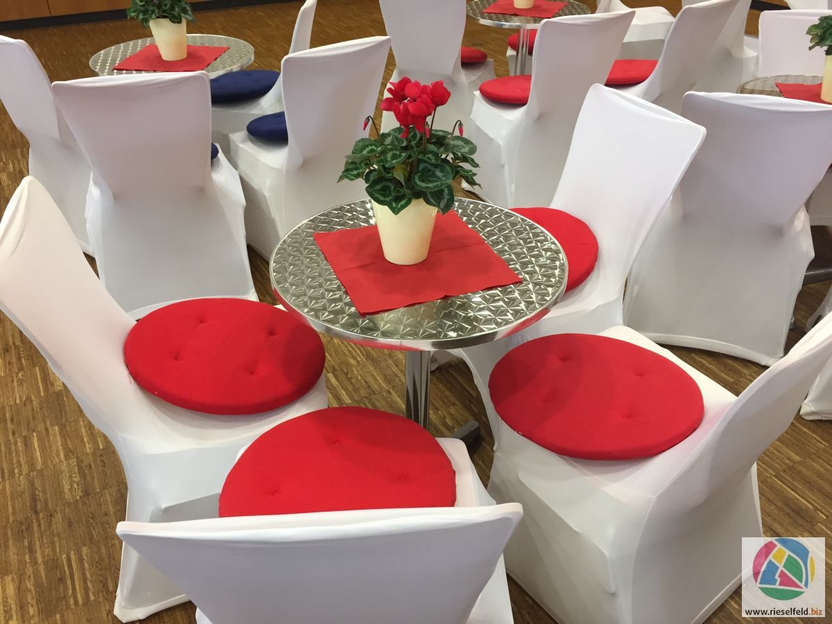 Tische und Stühle im großen Saal