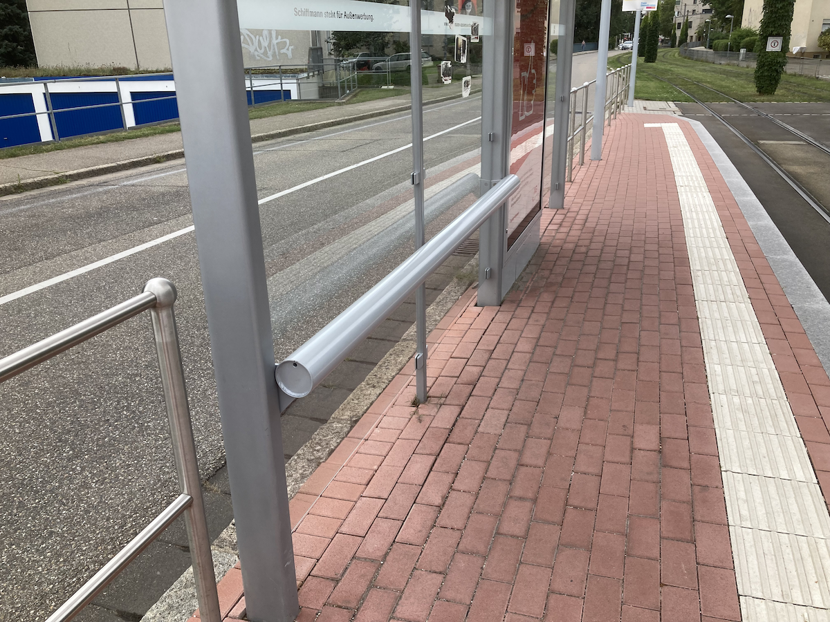 Foto einer Anlehnhilfe an der Haltestelle