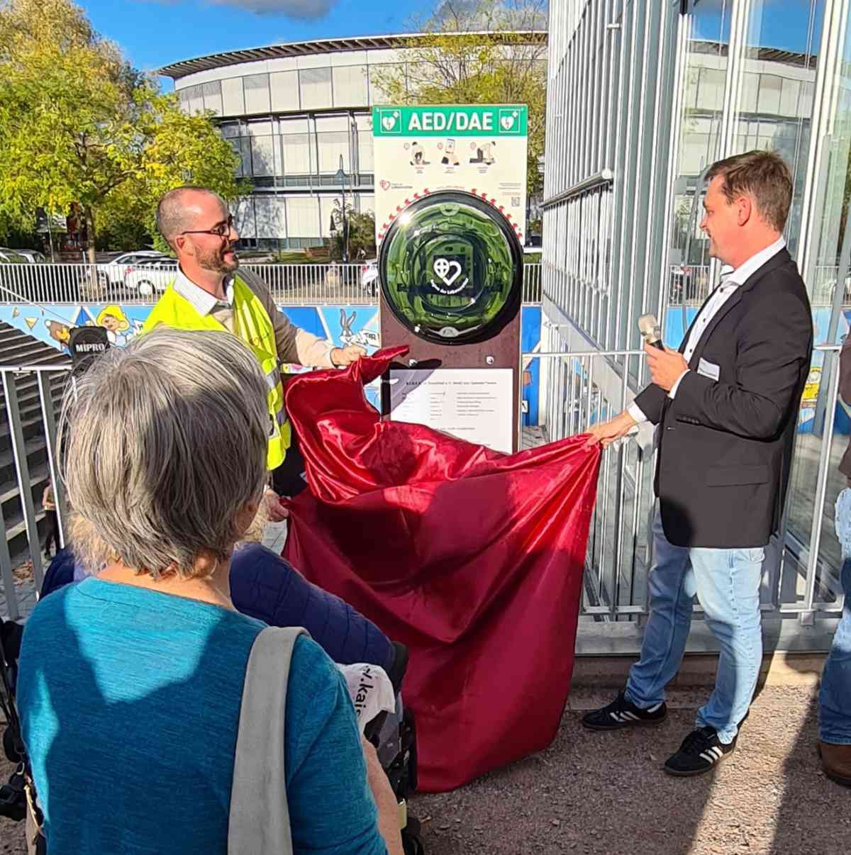 Defibrillator im Rieselfeld