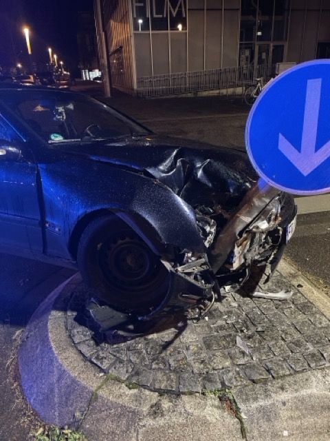 Auto rammt Laternenpfahl