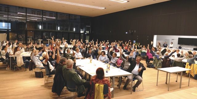 Abstimmung beim Kirchenentwicklungsprozess Bild mit vielen Menschen