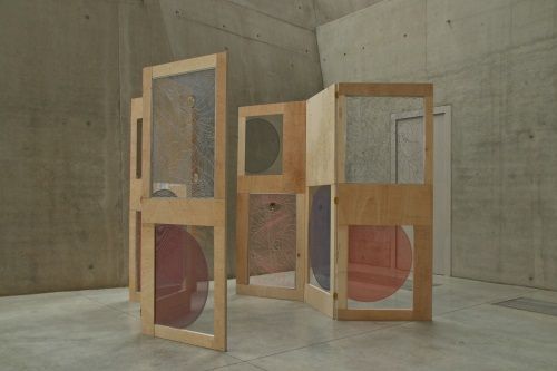 Zwei Paravants schaffen einen begehbaren Raum.