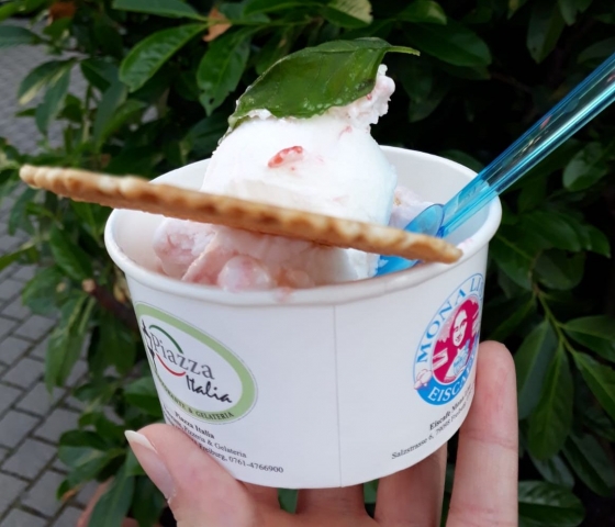 Eis essen im Rieselfeld Eisbecher