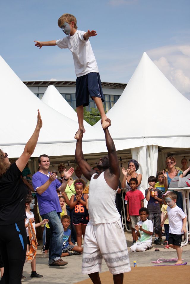 Handstand im African Zirkus im Rieselfeld