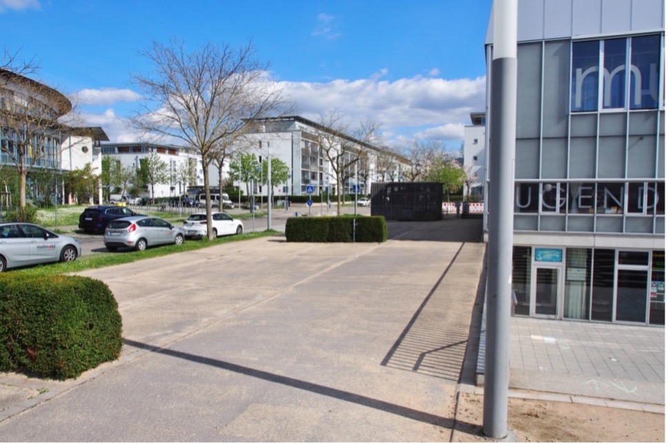 Parkplatz neben Glashaus