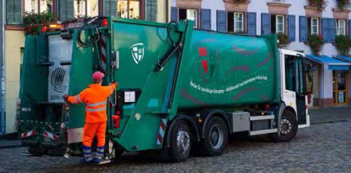 446 6 mann auf muelllaster