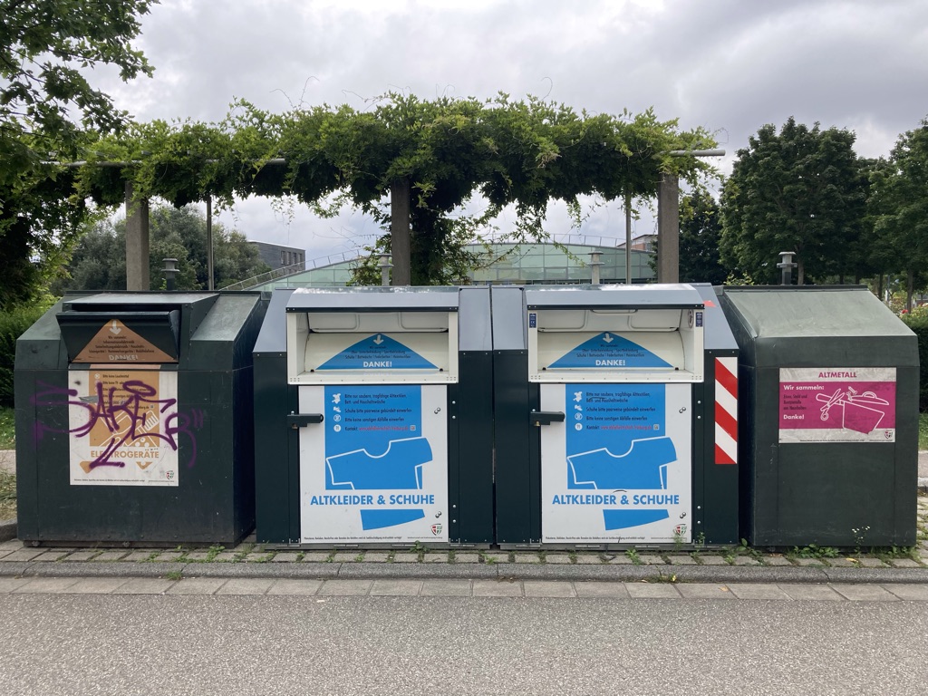 Altmetall und Kleider Container Rieselfeld
