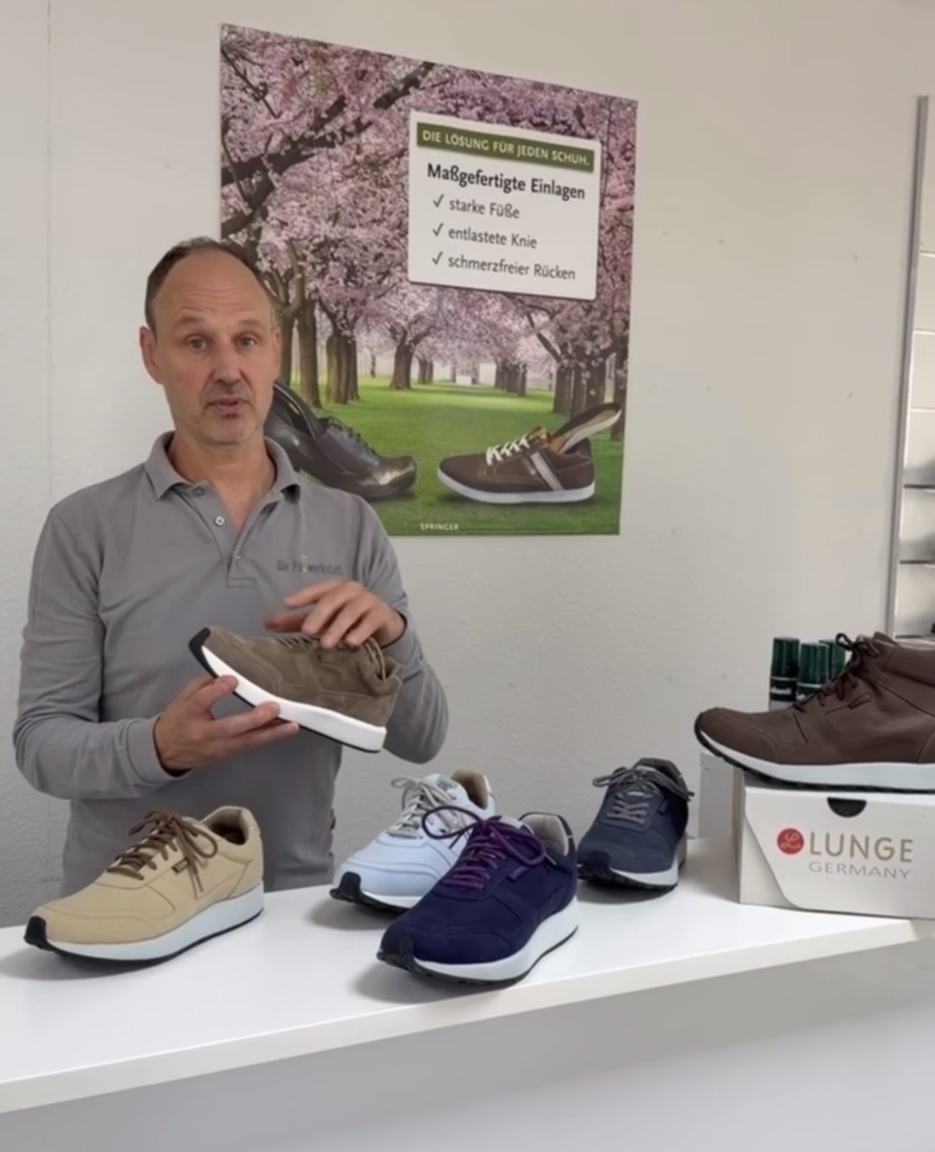 Patrick Herbstreit zeigt Schuhe