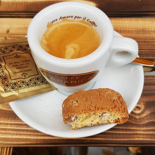 Espresso mit Keks