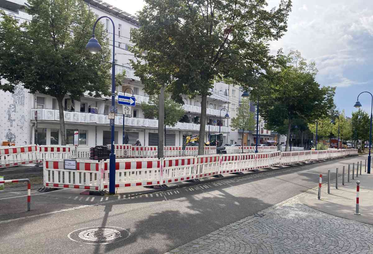 Haltestelle Geschwister-Scholl-Platz mit Absperrungen wegen Umbau