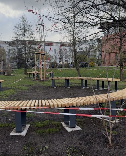 Neue Sitzgelegenheiten auf dem Gelände des Kepler-Gymnasiums