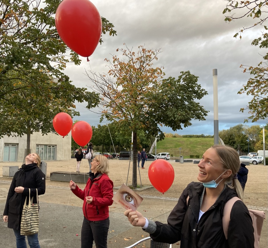 rote bank rieselfeld luftballons