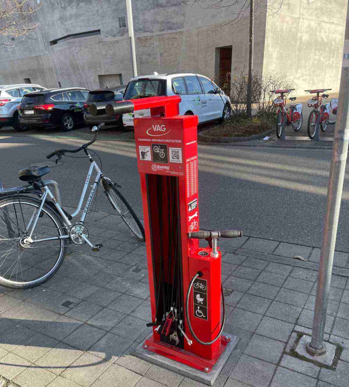 Fahrrad-Reparaturstation auf dem Maria-von-Rudloff-Platz