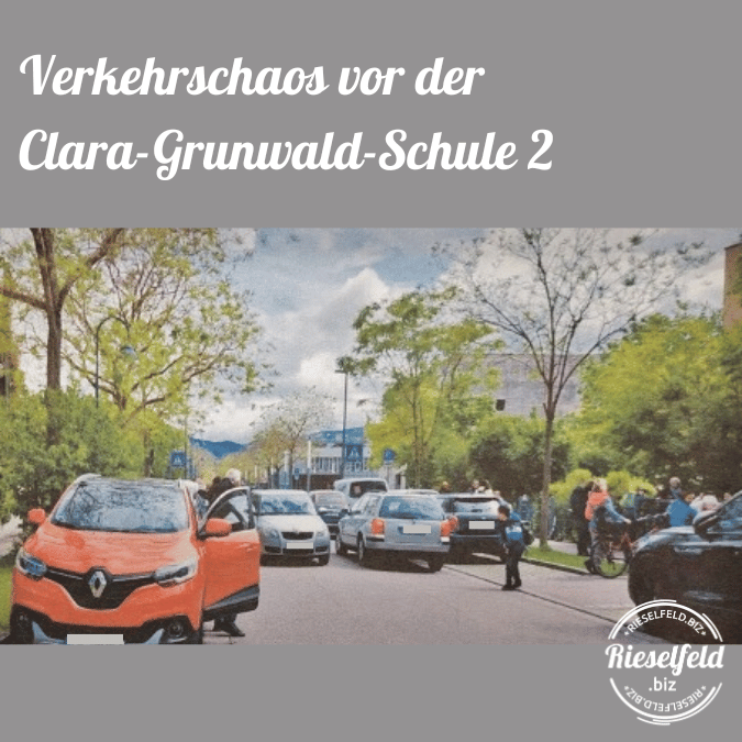 Verkehrschaos mit zu vielen Autos auf der Straße vor der Clara-Grunwald-Schule 2