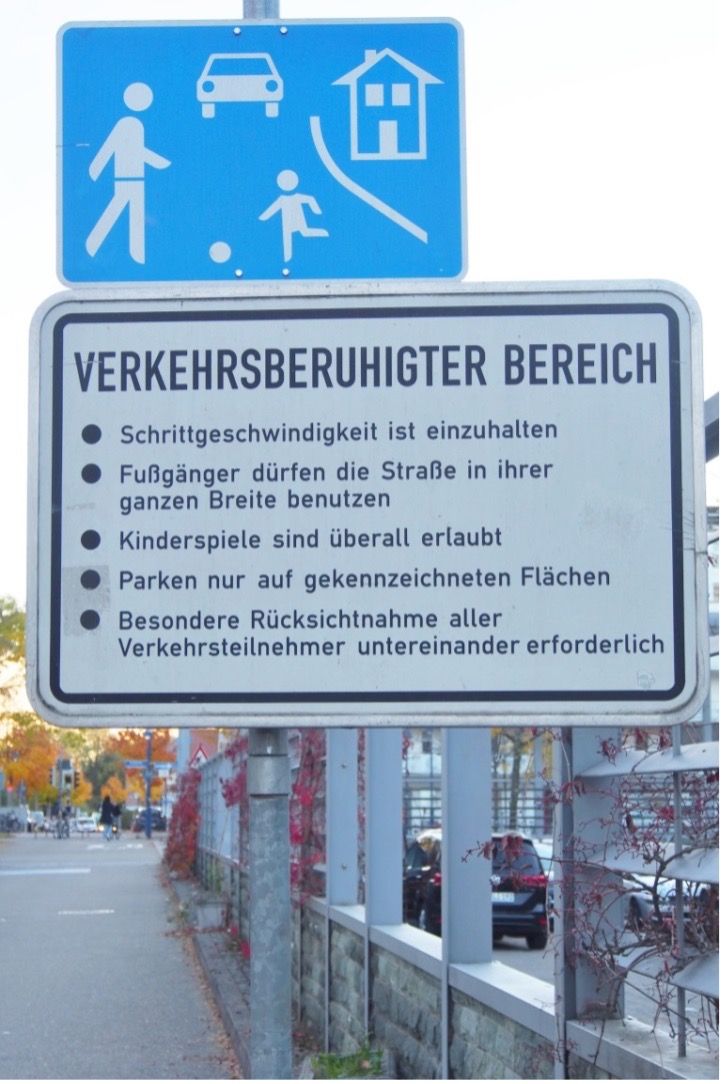 Schilder: Spielstraße und Verkehrsberuhigter Bereich