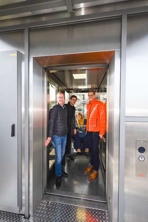 Foto mit Oberbürgermeister Martin Horn und die VAG-Vorstände Stephan Bartosch und Oliver Benz und Sarah Baumgart im neuen Aufzug