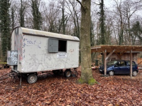 Bauwagen im Wald