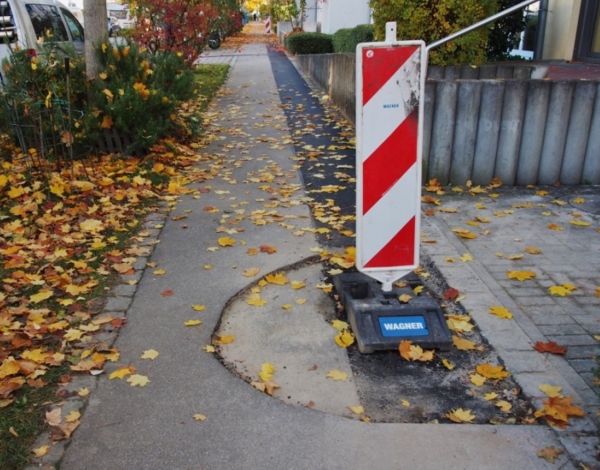 Circa 5 cm tiefe ungesicherte Kante mitten am Gehweg