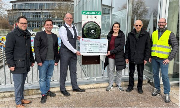 Scheckübergabe vor dem AED