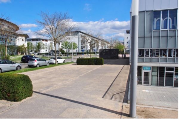 Parkplatz neben Glashaus