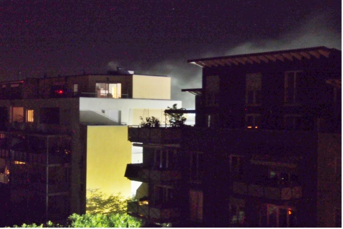Weißer Rauch zieht zwischen den Gebäuden übers Dach des rechten Häuserblocks 	(Foto: Heiner Sigel)