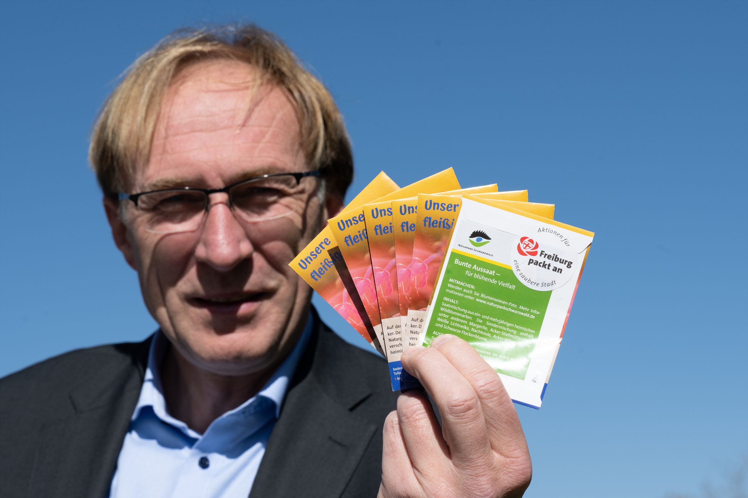 Baubürgermeister Haag mit Samentütchen in der Hand