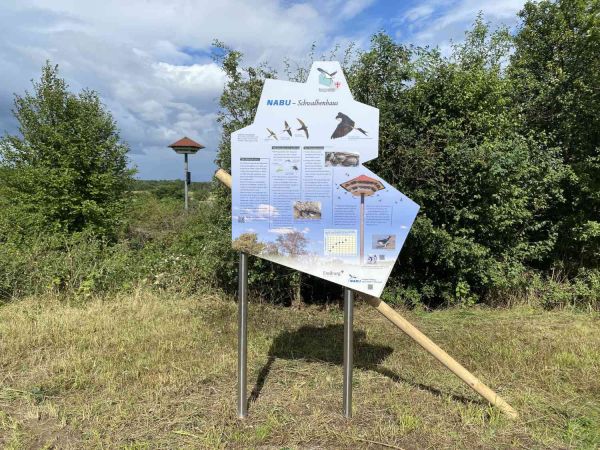 Nabu-Schild zum Schwalbenhaus