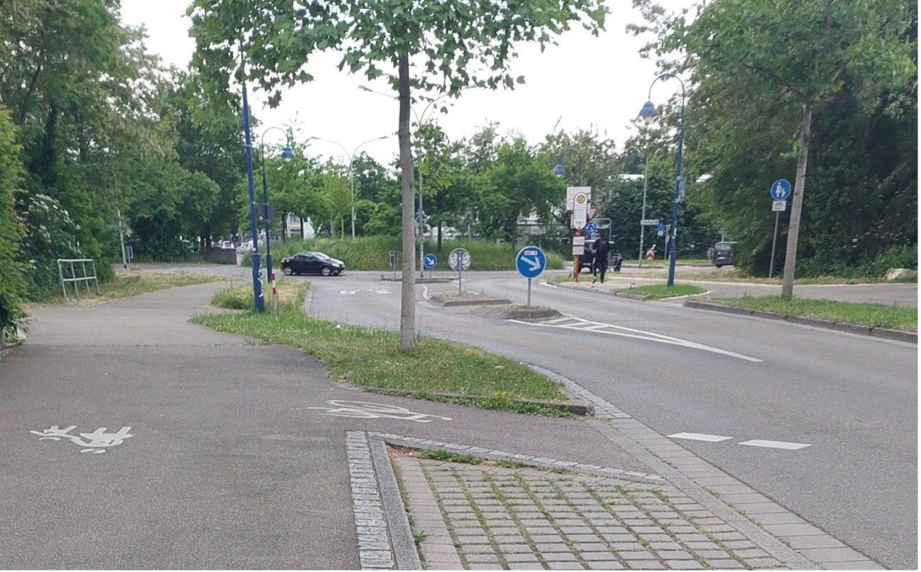 Verkehrssituation für Radfahrende nach dem Kreisel