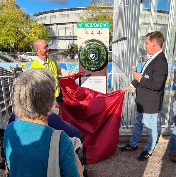 Defibrillator im Rieselfeld