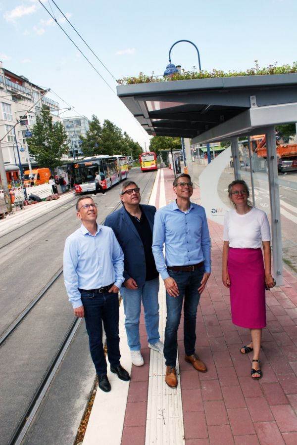 VAG Vorstand beim neuen Haltestellenhäuschen