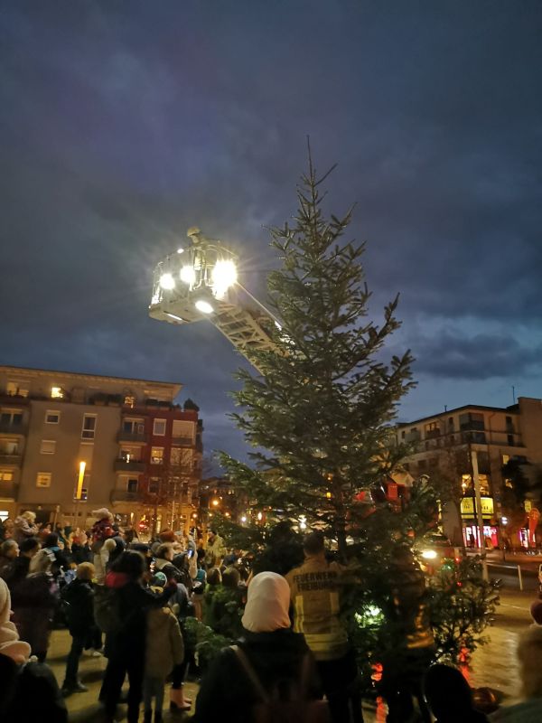 Feuerwehr stellt Weihnachtsbaum