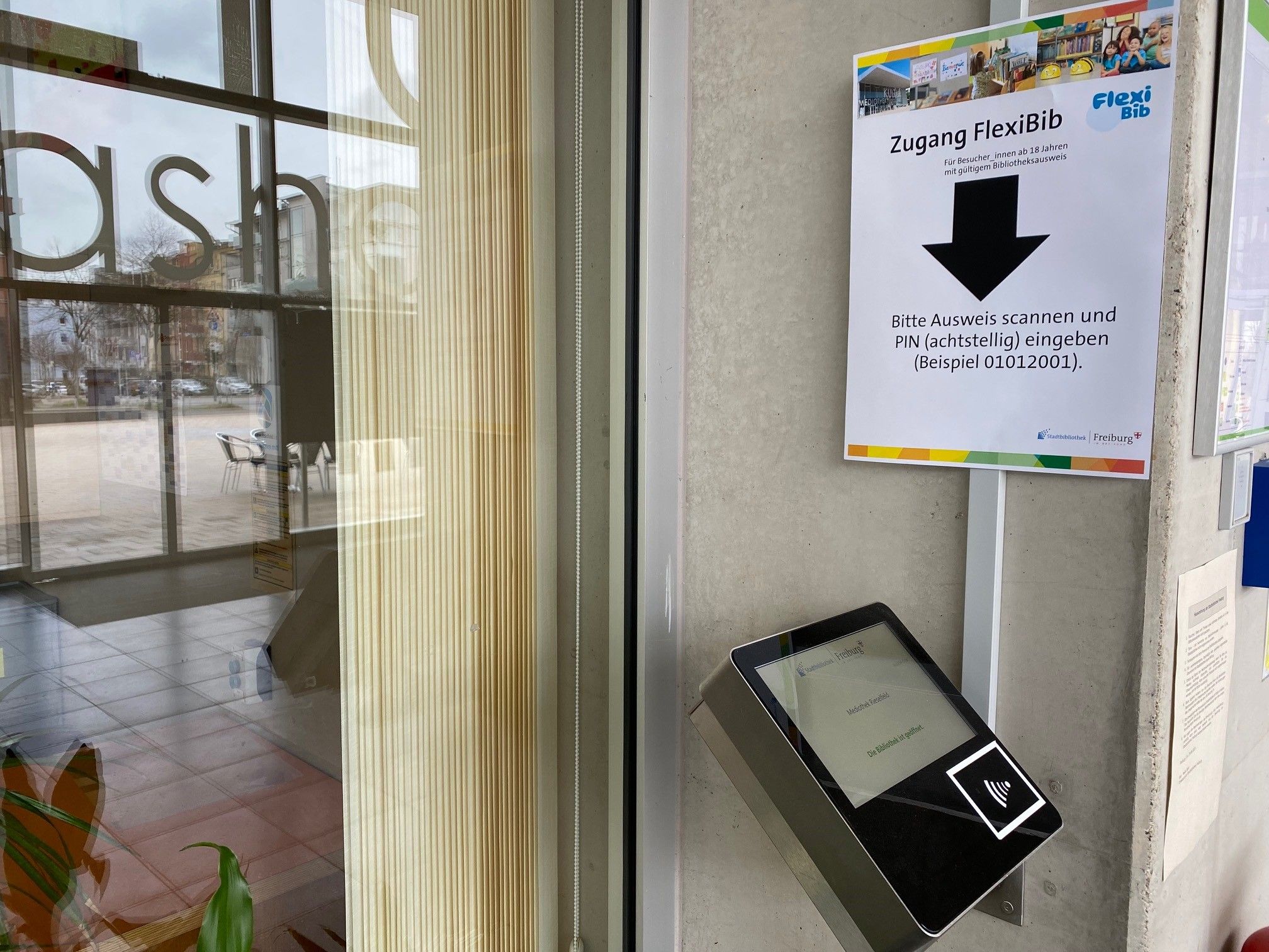 Eingang zur Mediothek über FlexiBib Terminal