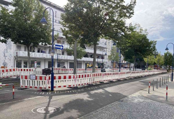 Haltestelle Geschwister-Scholl-Platz mit Absperrungen wegen Umbau