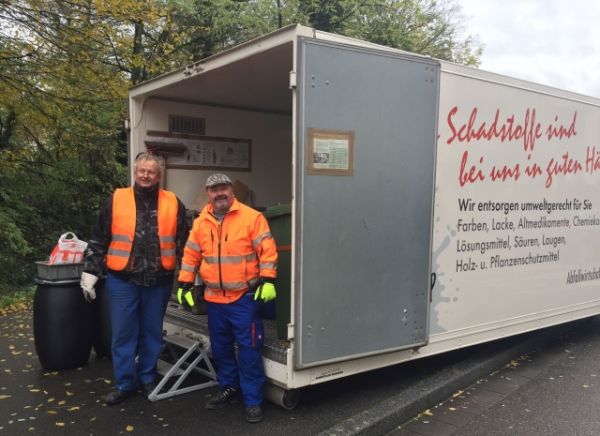Schadstoffmobil mit zwei Mitarbeitern der ASF