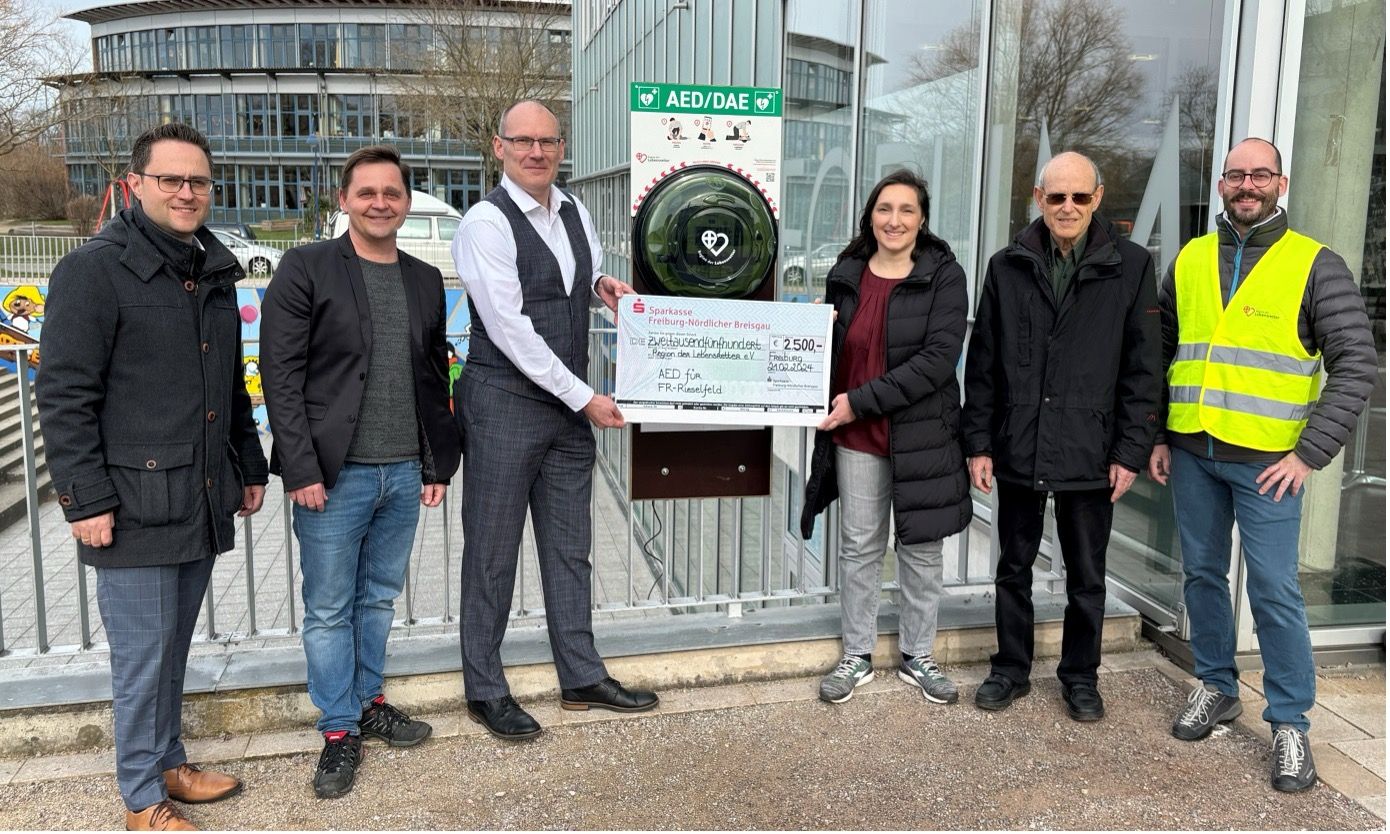 Scheckübergabe vor dem AED