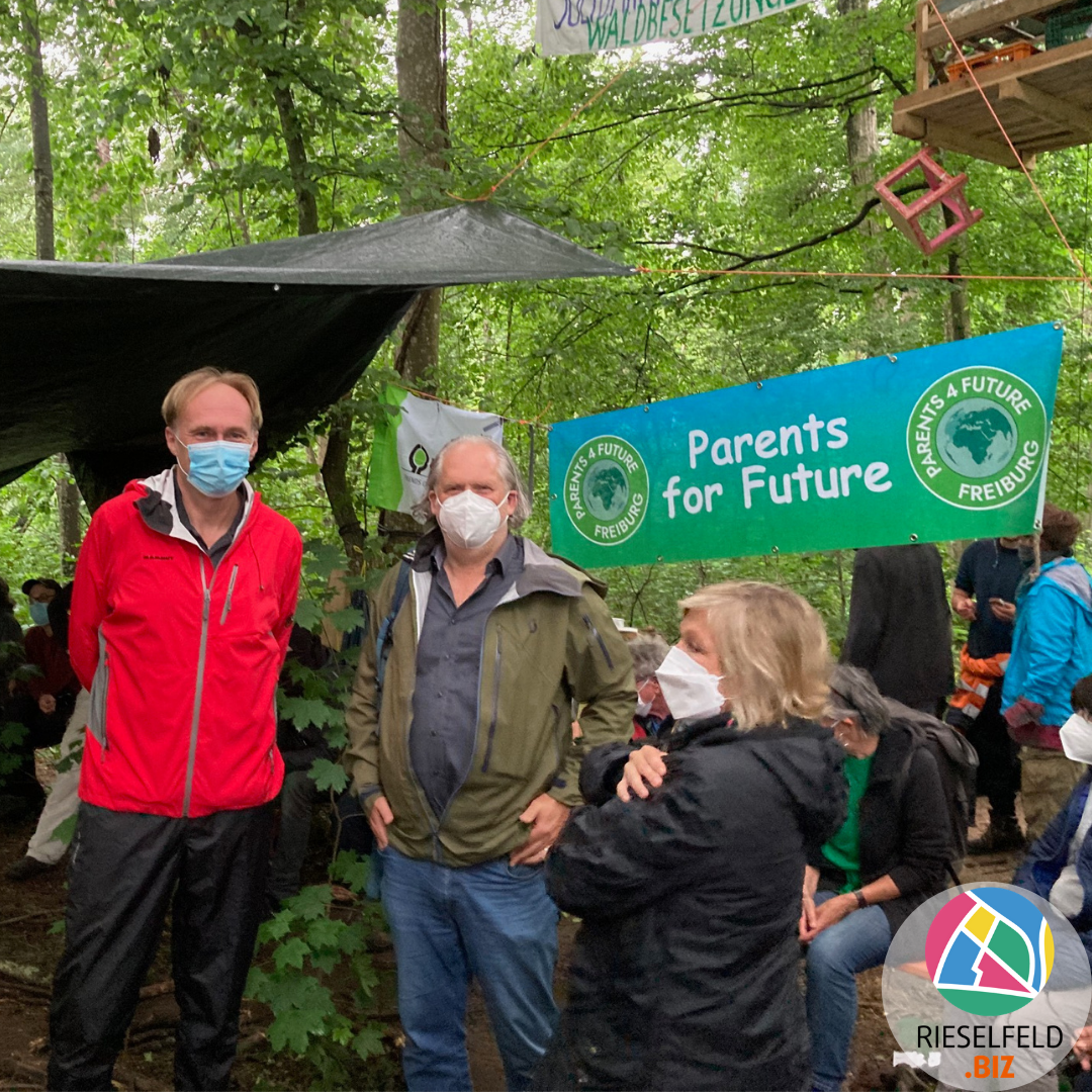 Baubürgermeister Haag mit Vertreter*innen der Stadt im Langenmattenwäldchen
