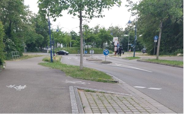 Verkehrssituation für Radfahrende nach dem Kreisel